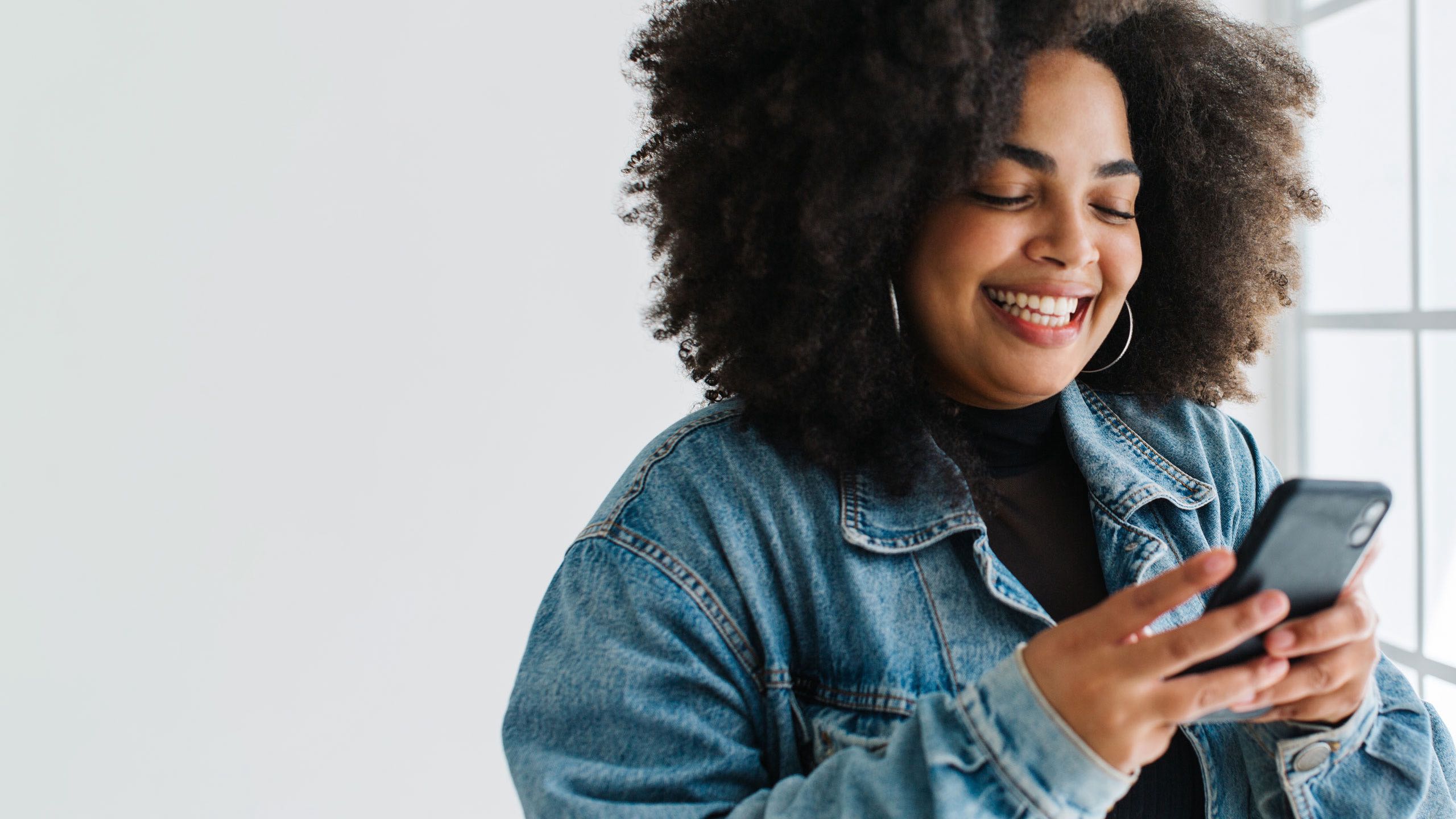 Woman telling friends and neighbors to sign up for Sonic